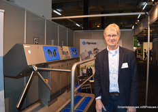 Wim Esselink (Elpress) naast de hygiënesluis Sanicare-Tap-1500-BR